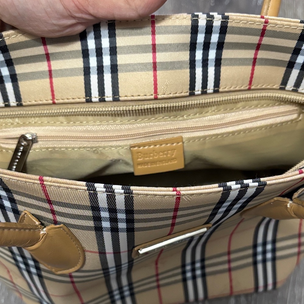 🔥Sold 🔥Burberry Beige and Black Checkered Tote - Picture 12 of 16